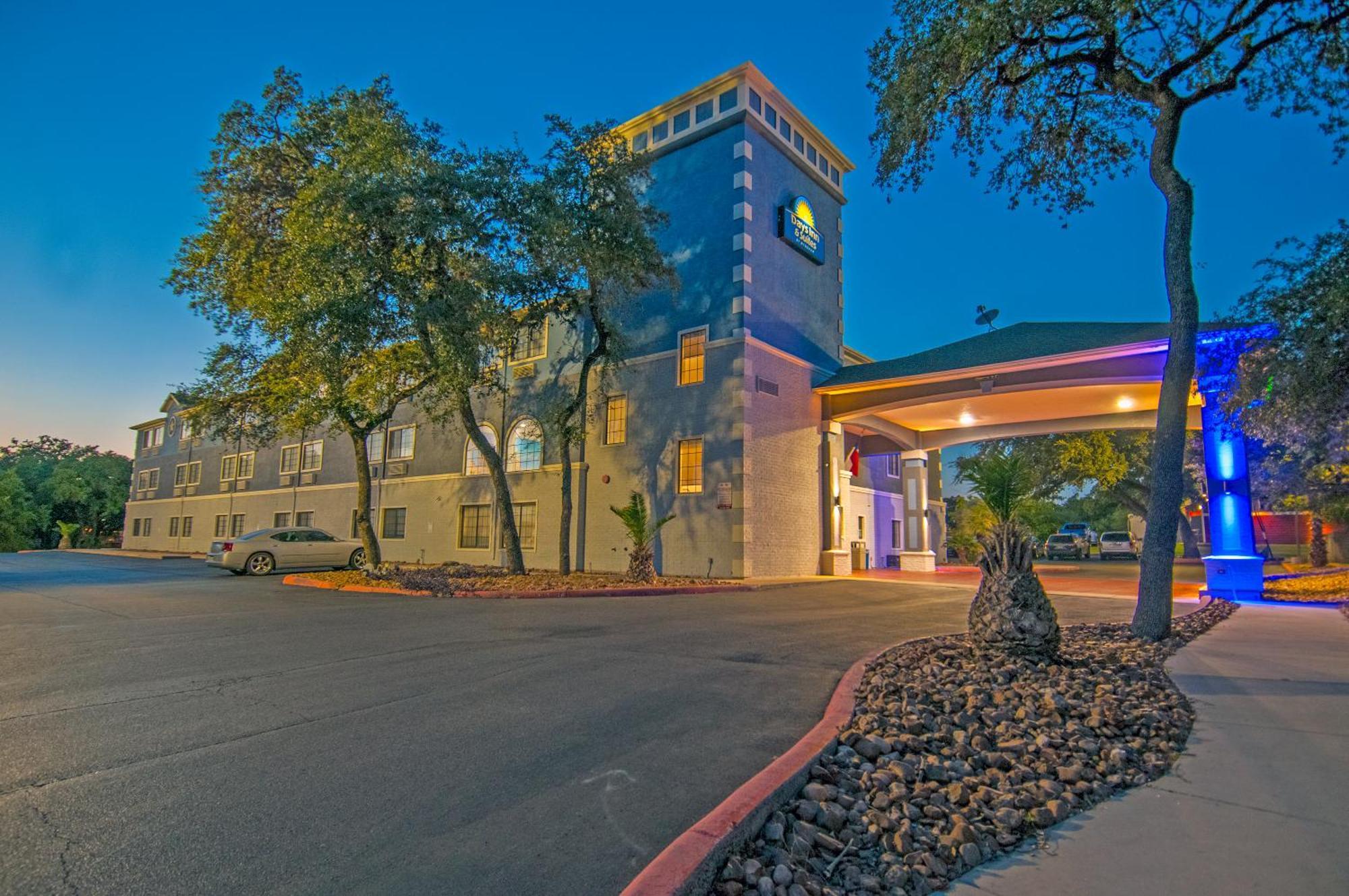 Days Inn & Suites By Wyndham San Antonio North/Stone Oak Ngoại thất bức ảnh